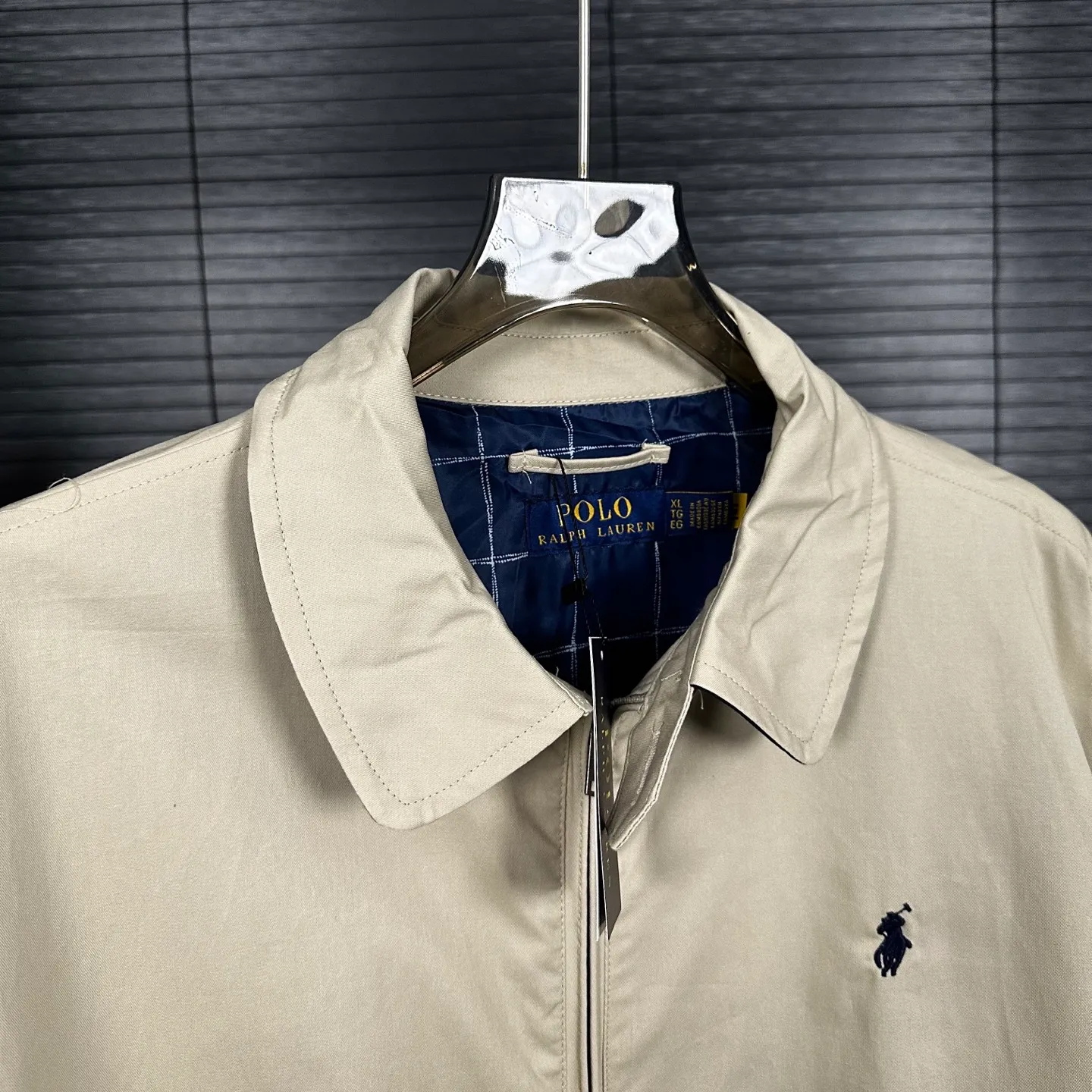 P270 Ralph Lauren/Ralph Lauren classic unisex veteran zipper jacket style number: DJ1897 Recommended by many fashion bloggers, the Harrington jacket's lapel zipper windproof design perfectly blends casual style with street trend elements, making it very suitable for neutral wear. The fabric texture of the jacket is excellent and comfortable to wear. It is a very versatile and trendy jacket. Original development, 100% pure cotton fabric, exquisite embroidery, evergreen style for all seasons, feel free to buy it, retro will never go out of style!  Color: Khaki Navy Black Size: M-XXL M L